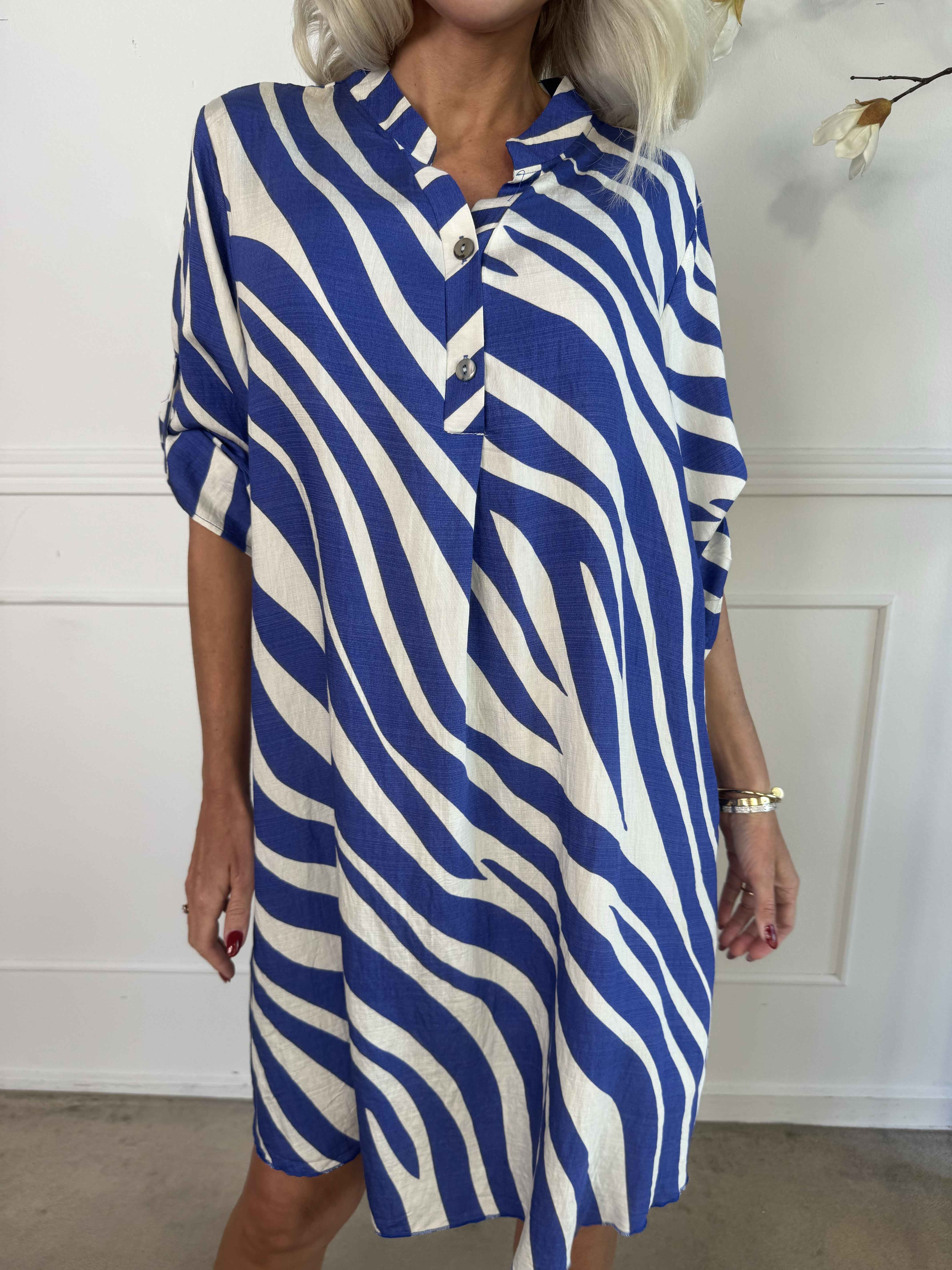 Luna - Randig tunikaklänning i viskos med knappar vid bröstet